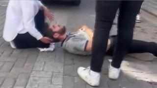 Kahvehane önünde birbirlerine girdiler, ortalık savaş alanına döndü