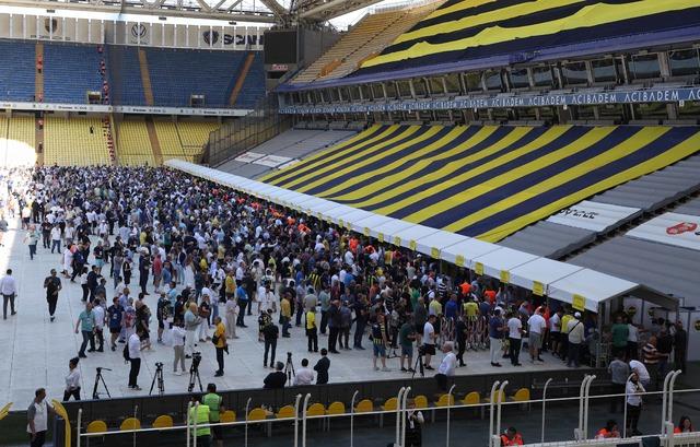 Fenerbahçe'nin yeni başkanı bugün belli oluyor. Ali Koç ve Aziz Yıldırım'ın aday olarak yarıştığı olağan seçimli genel kurulun ikinci gününde saat 10.00 itibariyle oy kullanma işlemi başladı. Saat 17:00'de sandıkların kapanmasının ardından oy sayımına geç 640xauto