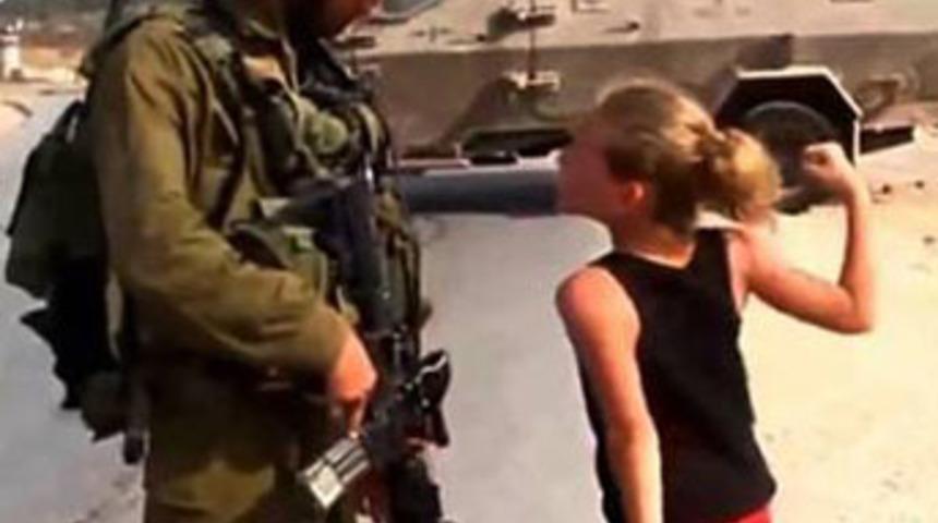 İsrail askerlerine kafa tutan kız İstanbul'da