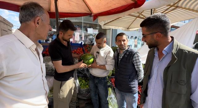 Tezgah dizerken karpuzun üzerinde yazanı görünce inanamadı: "Bin TL verdiler, satmadım" 640xauto