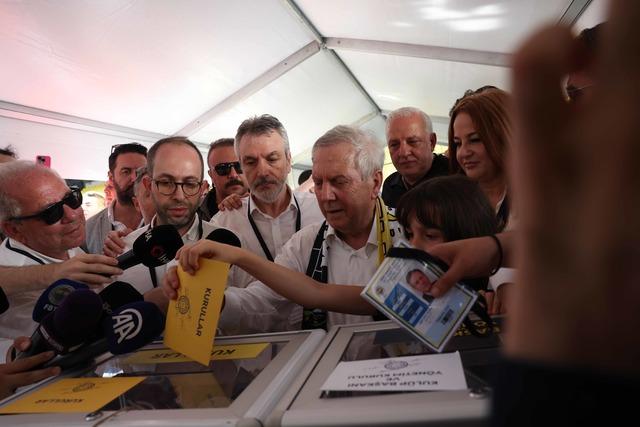 Fenerbahçe'nin yeni başkanı bugün belli oluyor. Ali Koç ve Aziz Yıldırım'ın aday olarak yarıştığı olağan seçimli genel kurulun ikinci gününde saat 10.00 itibariyle oy kullanma işlemi başladı. Saat 17:00'de sandıkların kapanmasının ardından oy sayımına geç 640xauto