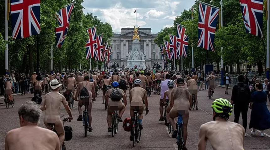 Görenler gözlerine inanamadı! Yüzlerce çıplak bisikletçi Londra sokaklarına akın etti