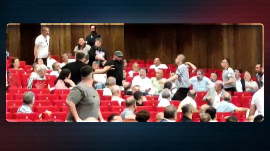 Kocaeli'deki CHP toplantısında ortalık bir anda karıştı! CHP'li vekilin kuzeni: 'Seni vururum'