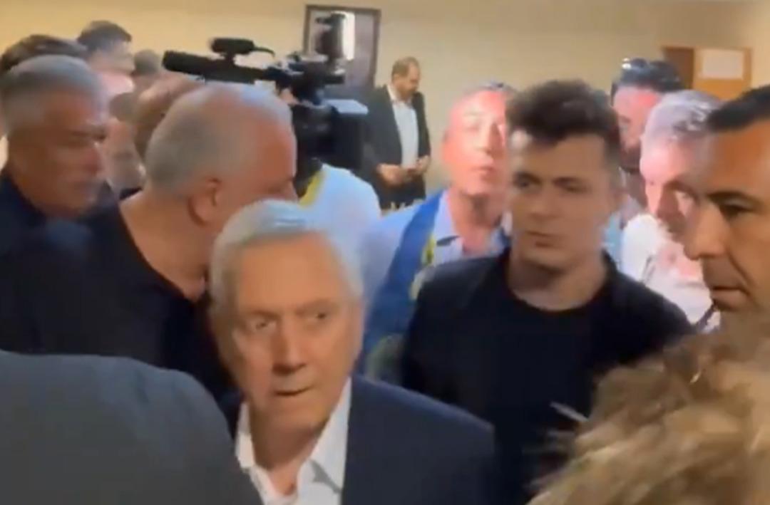 Se&ccedil;imi kazanan Ali Ko&ccedil;'tan Aziz Yıldırım'a alkışlanacak hamle! ''Başkanım ceket alayım size saygısızlık olmasın...''