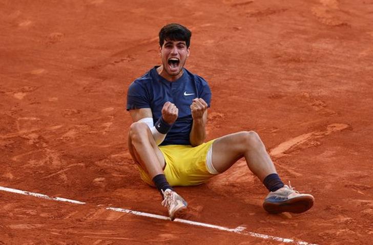 Fransa Açık tek erkekler finalinde Alexander Zverev'i 3-2 yenen Carlos Alcaraz, şampiyon oldu. Carlos Alcaraz, Rafael Nadal'dan (2007) bu yana Fransa Açık'ta şampiyonluk yaşayan en genç isim oldu. 18859886-728xauto