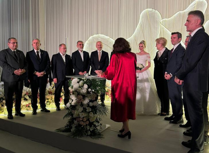 Meral Akşener ve Mansur Yavaş nikah şahidi oldu! Sosyal medyada o fotoğrafı paylaştı: 'Vaziyetten pek memnun g&ouml;r&uuml;nm&uuml;yor'