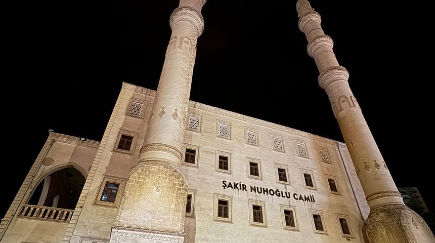 Mardin’de yıldırım düşen caminin minaresi zarar gördü