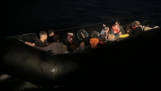 İzmir açıklarında 23 düzensiz göçmen yakalandı