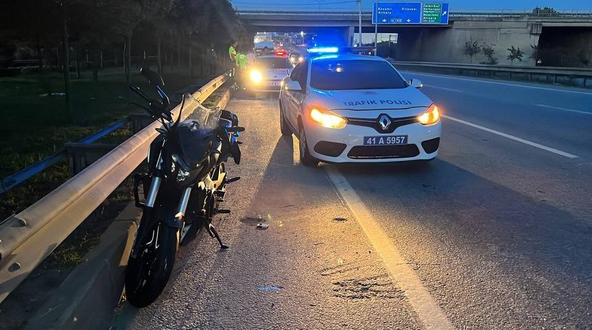 Kocaeli'de 2 araca çarpıp devrilen motosikletteki sürücü yaralandı