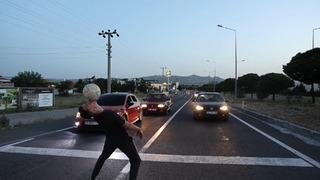 Kırmızı ışıkta bekleyenlere yaptığı şov büyük beğeni topladı