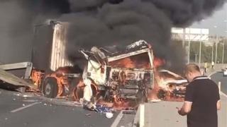 Yer: İzmir! Feci zincirleme kaza: Araçlar alev alev yandı... 6 yaralı