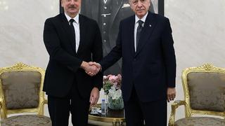 Erdoğan havalimanında karşıladı! Aliyev Türkiye'de: Liderlerden ilk kare