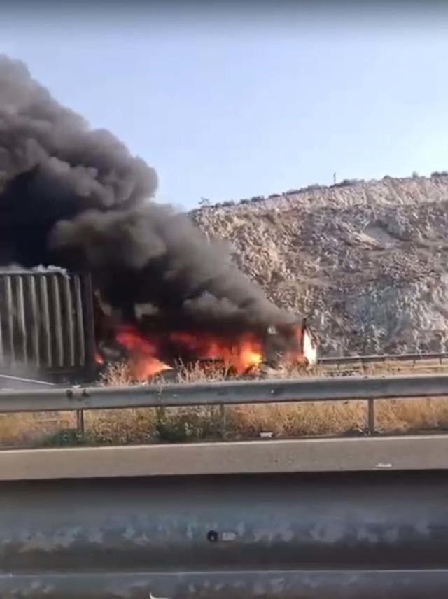 Yer: İzmir! Feci zincirleme kaza: Araçlar alev alev yandı... 6 yaralı 640xauto