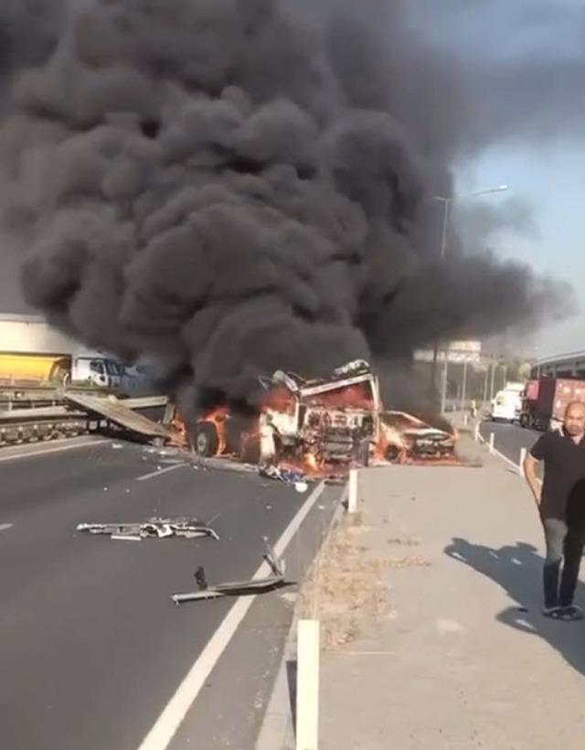 Yer: İzmir! Feci zincirleme kaza: Araçlar alev alev yandı... 6 yaralı 640xauto