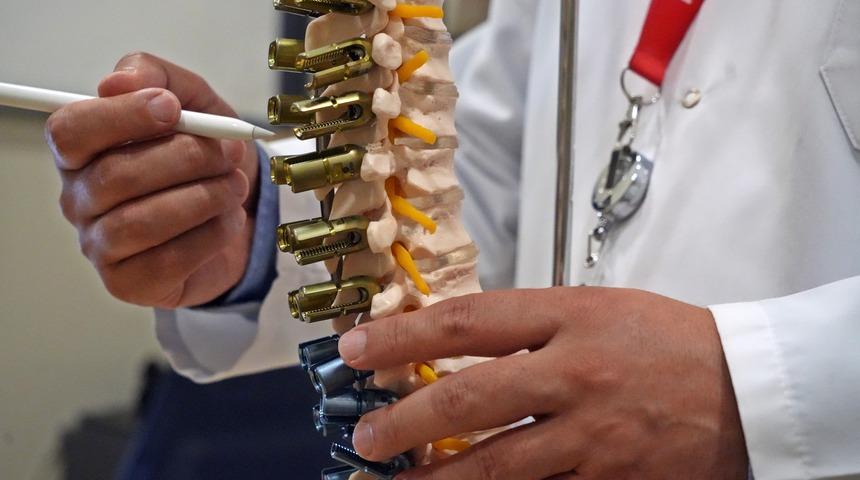 Aman dikkat! Denize giren çocuğunuzun vücudunda bu belirti varsa skolyoz olabilir