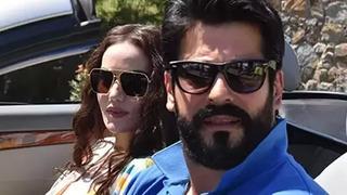 5 ayda 2 villa almışlardı! Fahriye Evcen ve Burak Özçivit'in milyonluk arabalarına bir bakan bir daha baktı