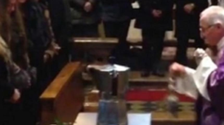 Kahve kralının k&uuml;lleri kahve aletinde