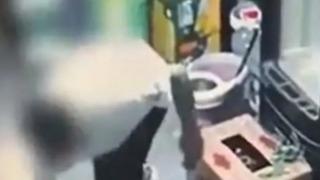 Mide bulandıran görüntüler! Tuvaleti kullanmasını yasaklanan müşteri çözümü kendisi buldu...  Kaynayan çorba tenceresinde ellerini temizledi