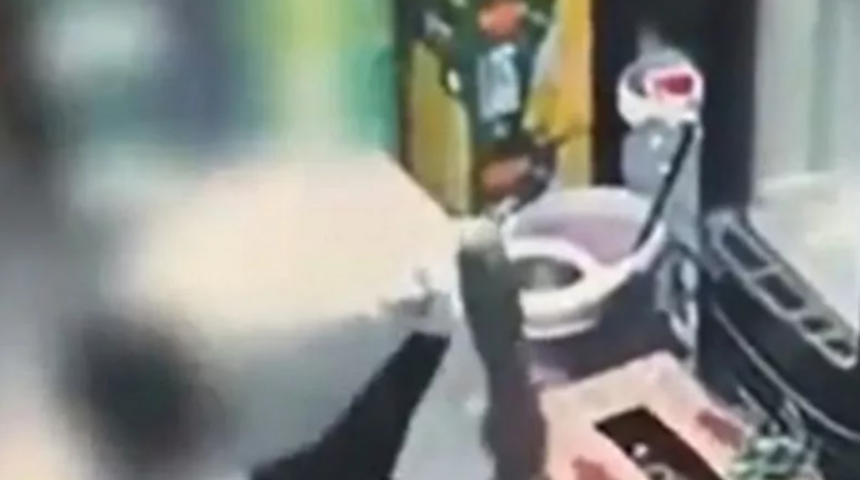 Mide bulandıran görüntüler! Tuvaleti kullanmasını yasaklanan müşteri çözümü kendisi buldu...  Kaynayan çorba tenceresinde ellerini temizledi