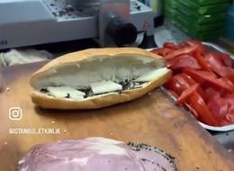 3 dilim kaşar, 4 dilim salam! Sosyal medya Kapalıçarşı'daki 400 liralık sandviçi konuşuyor: '400 lirayı yesem daha çok doyarım...'