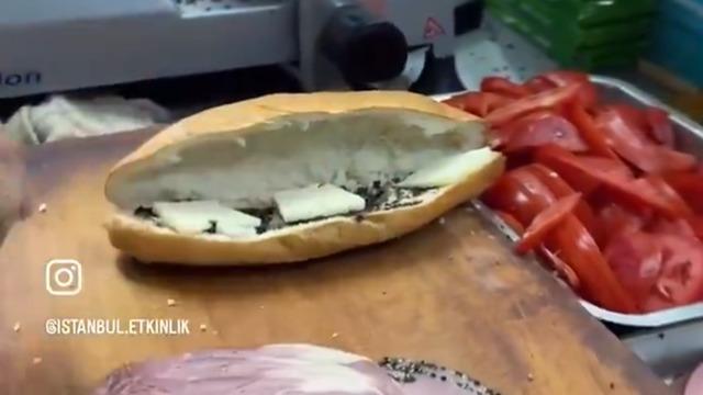 3 dilim kaşar, 4 dilim salam! Sosyal medya Kapalıçarşı'daki 400 liralık sandviçi konuşuyor: '400 lirayı yesem daha çok doyarım...'