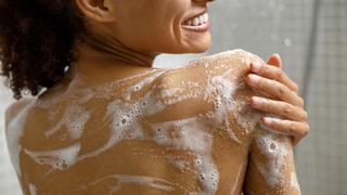 Duşta önce saç mı yıkanır cilt mi? Doğru cilt bakım sıralaması