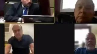 Eski belediye başkanı meclis toplantısına tuvaletten bağlandı! O anlar dünya basınında geniş yankı uyandırdı