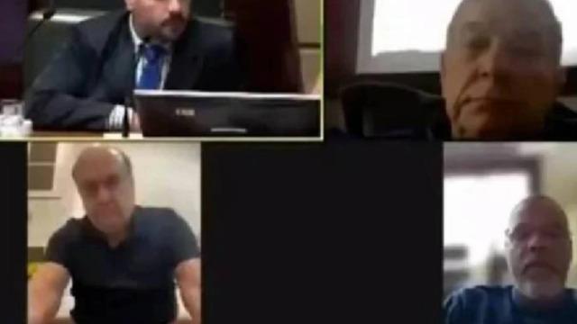 Eski belediye başkanı meclis toplantısına tuvaletten bağlandı! O anlar dünya basınında geniş yankı uyandırdı