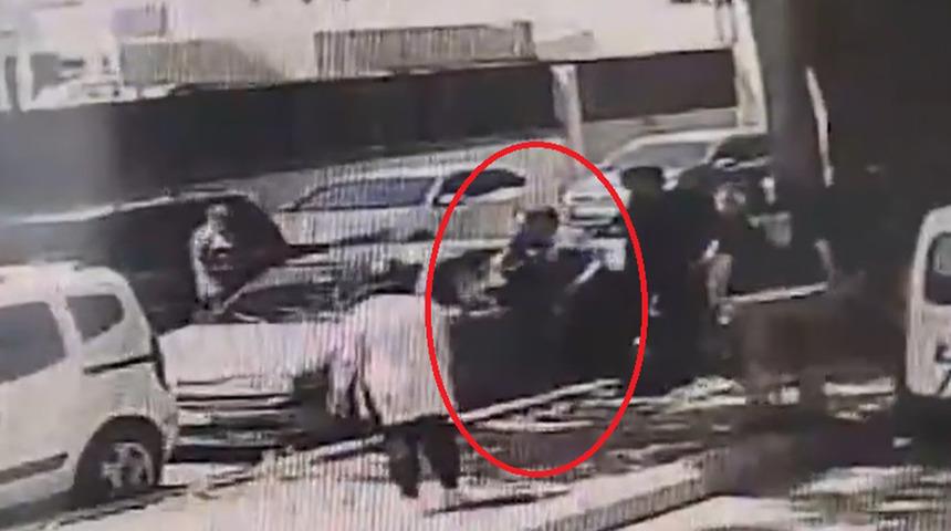 Zamanla yarıştılar! Anne- babasının otomobilde bıraktığı ikizler böyle kurtarıldı