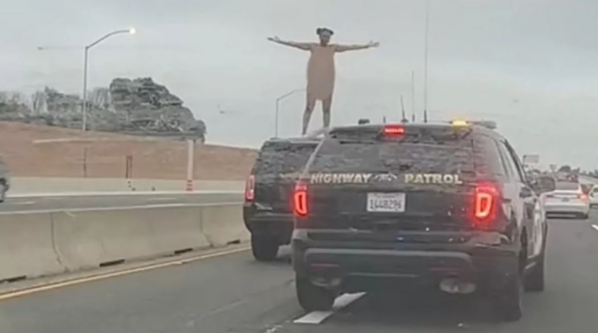 Otoyolda şaşkına çeviren görüntüler! Hareket halindeki arabanın üzerine kıyafetsiz çıktı... Kendisinin fotoğraflarını çekenlere poz bile verdi