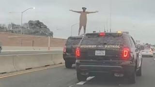 Otoyolda şaşkına çeviren görüntüler! Hareket halindeki arabanın üzerine kıyafetsiz çıktı... Kendisinin fotoğraflarını çekenlere poz bile verdi