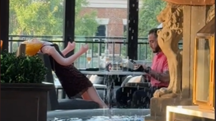 Şişme bebekle baş başa romantik akşam yemeğine çıktı! Bir gören bir daha baktı... Garson o anları paylaşınca kovuldu