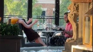 Şişme bebekle baş başa romantik akşam yemeğine çıktı! Bir gören bir daha baktı... Garson o anları paylaşınca kovuldu