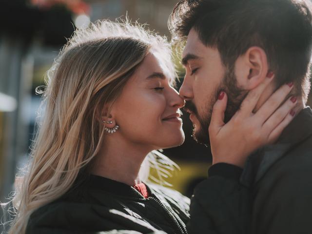 Sevgiliyle verilecek 7 poz önerisi: En farklı çift pozları!