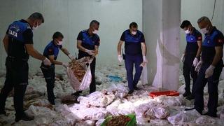 Skandal görüntüler: Tonlarca bozuk tavuk eti... Depoda üst üste istiflenmiş! Ekipler gece yarısı harekete geçti