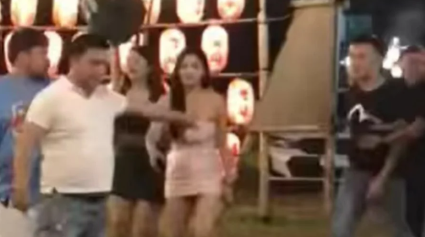 Taciz kavgası kanlı bitti! Genç kadını taciz eden iki saldırgan kendilerini engellemeye çalışan garsonu bıçakladı... Saldırganı sosyal medyadan ifşa ettiler