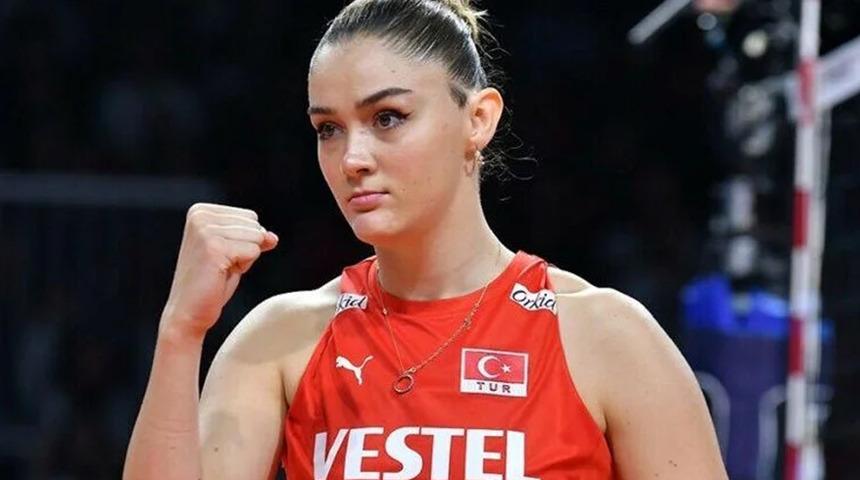 Zehra Güneş'in kardeşi mezun oldu! Aile pozuna yorum yağdı: Türkiye'nin boy ortalamasını yükselten aile...