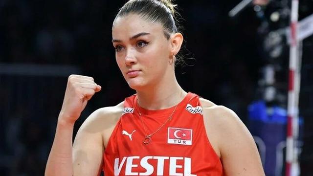 Zehra Güneş'in kardeşi mezun oldu! Aile pozuna yorum yağdı: Türkiye'nin boy ortalamasını yükselten aile...