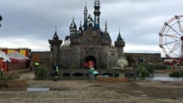 Banksy terk edilmiş binayı sergiye çevirdi