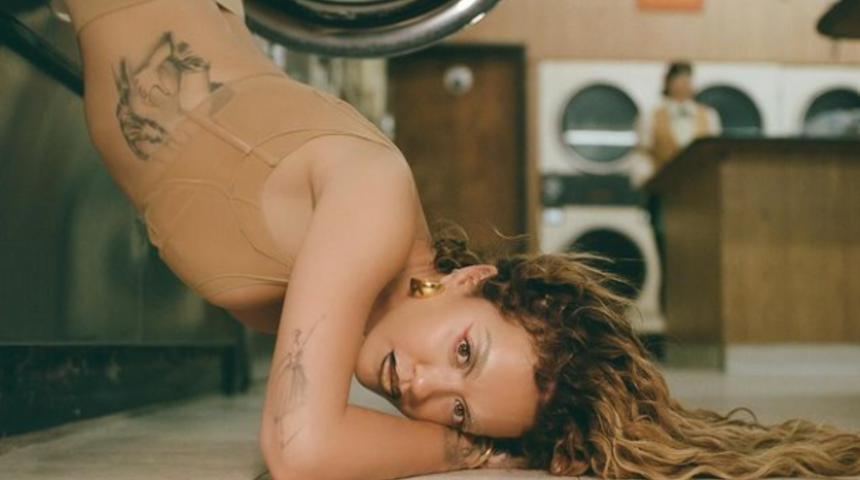 Rita Ora çamaşır makinesinin içine girip dans etti! Görenler çok şaşırdı! 'Bu ne yapmış?'