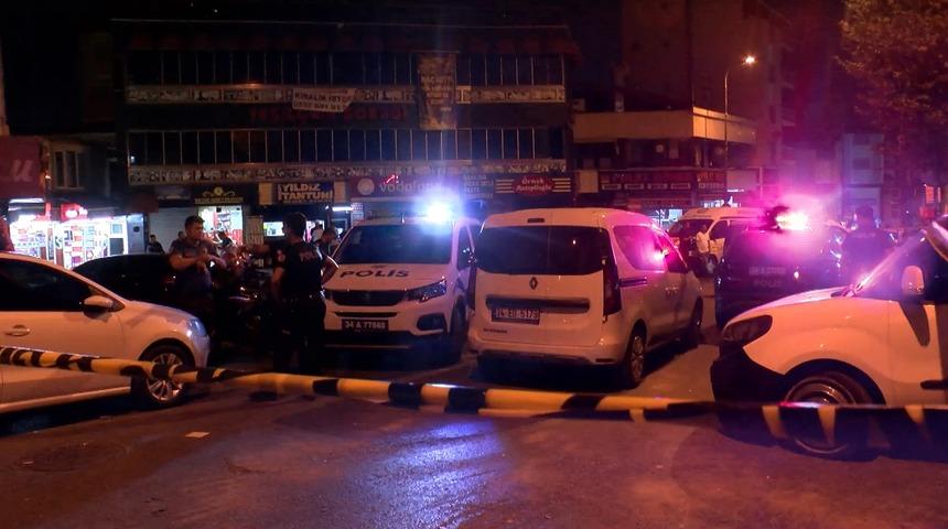 Küçükçekmece'de silahlı saldırı! Otomobile kurşun yağdırdılar: 1'i ağır 2 yaralı