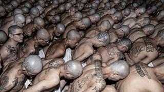 Dünyayı ayağa kaldıran görüntüler: Çete üyeleri 'mega hapishaneye' bu halde naklediliyor!