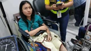 Havalimanındaki tuvalet ücretlerini duyunca öfkeden deliye döndü! Sinirden bir anda üstünü başını çıkarttı... Havalimanın içinde kıyafetsiz dolaştı