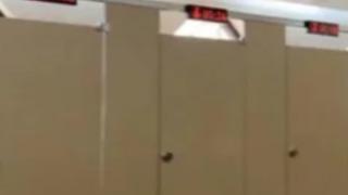 Tuvalete 'Ne kadardır içeridesin' sayacı koydular! Bir gören bir daha baktı... İzleniyormuşum gibi hissettim