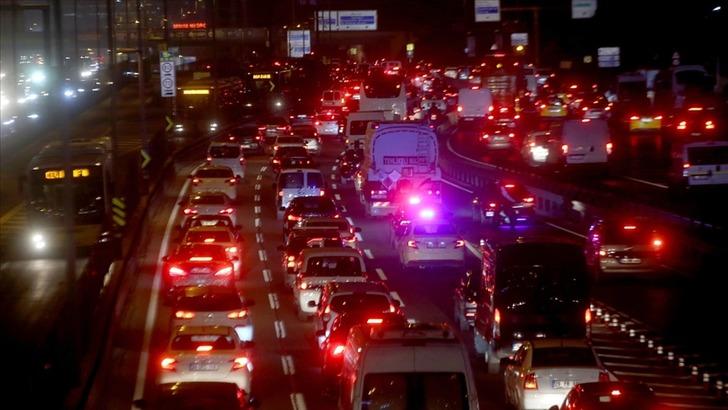 İstanbul'da trafiğe Kurban Bayramı düzenlemesi! Valiliği duyurdu! Ağır tonajlı araçların şehirden çıkışına kısıtlama kararı