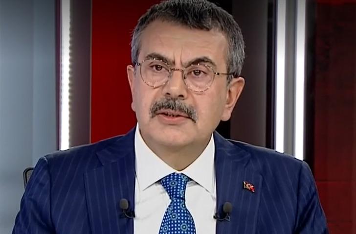 Milli Eğitim Bakanı Tekin'den ilgin&ccedil; mezuniyet t&ouml;reni s&ouml;zleri: 'Okul m&uuml;d&uuml;r&uuml;m&uuml;z gayet mantıklı bir başlangı&ccedil; yapmış'