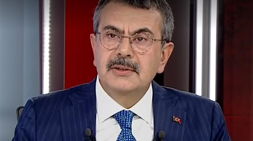 Milli Eğitim Bakanı Tekin'den ilgin&ccedil; mezuniyet t&ouml;reni s&ouml;zleri: 'Okul m&uuml;d&uuml;r&uuml;m&uuml;z gayet mantıklı bir başlangı&ccedil; yapmış'