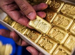 Tüm zamanların zirvesindeydi, yüzde 5,5 düştü! Altın fiyatı tahminleri ters köşe yaptırdı: Düşük viteste yeni rekor