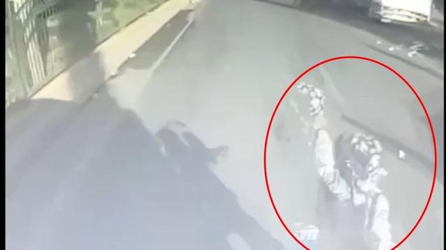 Otobüsün çarptığı kadın feci şekilde can verdi! Korkunç kaza kamerada