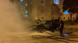 Adana'da seyir halindeyken alev alan otomobil kullanılamaz hale geldi